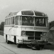 Kenteken: A 36318; Volvo, Veendam 13-10-1952, foto: collectie Veenkoloniaal Museum, uitsnede (vm 7.3 Po On 20)