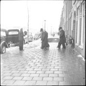 Kenteken: A 26905; International, Groningen, Bankastraat 15, begrafenis met korpseer van Brigadier Knip, 27-02-1956 (2437_1942); Fotograaf: Gemeentepolitie