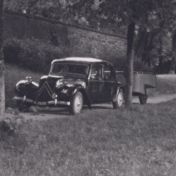 Kenteken: A 11698; Citroën Traction Avant met vouwwagen, Rivièra, 1953, still uit de film "Vakantie familie Blaauw", E.M. Blaauw, 1953-1958, coll. GrA (2209-AV5153)