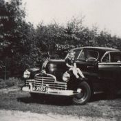 Kenteken: A 3583; Pontiac, op het spatbord zit Meindert de Grooth, foto: J. H. Blaauw