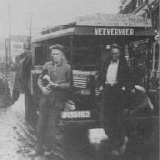 Kenteken: A 18152; J. Rietsema en T. J. van der Ploeg bij de Dodge, foto: J. Smits