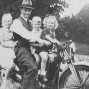 Kenteken: A 25326; A.B. Broekema en kleinkinderen op de Ardie, foto: K.J. Mollema