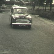 Kenteken: A 47641; Hillman Minx, foto: still uit de film "Tocht Ouden van Dagen gemeente Termunten", Friedel Tahl, Foto Modern Winschoten, 06-1952, coll. GrA (2209-AV7016)