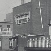 Kenteken: A 21434; Vrachtwagen beladen met melkbussen, foto: still uit de film "Winschoten, Koopstad van het Oldambt en Westerwolde", 1937-1939 coll. GrA (2209-20766)