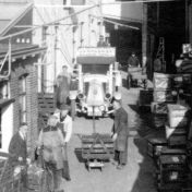 Kenteken: A 3219; Renault vrachtwagen op de binnenplaats van Brugstraat 26, 1943, uitsnede foto Conam