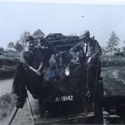 Kenteken: A 18142; Twee mannen bij de autospuit, foto: <a href='https://www.facebook.com/groups/147693749773654/?locale=nl_NL' target='_blank'>Facebook Vlachtwedde van Vrouger</a>
