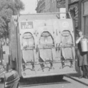 Kenteken: A 27161; Ford V8, foto: Still uit GAVA-film AV4083