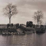 Kenteken: A 47719; Dodge vrachtwagen van Johannes Deen in het Lichtmiskanaal bij Lichtmis, 22-11-1951, foto: <a href='https://www.drentsarchief.nl/onderzoeken/beeldbank/zoeken/detail/388976cf-fbc3-809d-4284-f9455431b5c6/media/fc21181b-62d8-59f5-7595-410' target='_blank'>Collectie Drents Archief</a>; Fotograaf: Klaas van Buiten