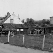 Kenteken: A 24136; Chevrolet CMP (Canadian Military Pattern), buurtschap de papiermolen, 1953, de man in lichte overall en met zijn handen in de zij is Noeme Mennes, foto: B. Bakker