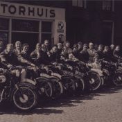 Kenteken: A 36591; Puch motorclub bij garage Dijkema, Winschoten, foto: <a href='https://hdl.handle.net/21.12105/949f4b73-e94f-980a-cd5f-9c627eaef95e' target='_blank'>collectie CHC Oldambt / collectie De Wal (1-2345)</a>