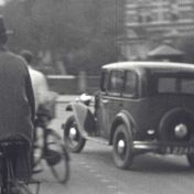 Kenteken: A 22474; Morris Ten, foto: still uit "Verkeersfilm", C. van der Mei, 1934, coll. GrA (2209-0176)