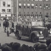 Kenteken: A 29158; Ford V8, foto: still uit de film "Parade Nederlands leger 1938 en Bevrijdingsbeelden 1945", K. Terpstra, coll. GrA (2209-AV0276)