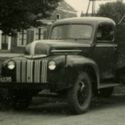 Kenteken: A 21235; Ford, uitsnede foto: archief W. Mollema