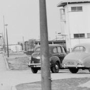 Kenteken: A 23272; De Austin A 40 Somerset voor de gemeenschappelijke wasruimtes aan het eind van de Korreweg, 1952-1953 (2248-3662); Fotograaf: Fotobedrijf Piet Boonstra