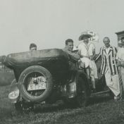 Kenteken: A 6624; De auto van Noording, 1926, foto: uitsnede foto K.G.R. De Hunze, inv. nr. 4