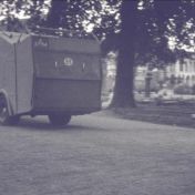 Kenteken: A 27154; Ford V8, foto: still uit de film "De Groningsche reinigingsdienst, voorheen en thans" , C.R. Tiddens, 1936-1949, coll. GrA (2209-AV0061)
