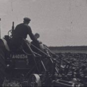 Kenteken: A 40034; foto: still uit de film "Een boerenbedrijf in ’t Oldambt", H. Aling, 1948-1949, coll. GrA (2209-13421)