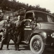 Kenteken: A 49384; Naast de Ford Thames Jan IJsinga en Roelf van Veen, foto: archief W. Mollema