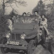 Kenteken: A 38532; Willys Jeep met derde van links Nannie Nanninga, 1951, foto: J. Tonckens