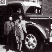 Kenteken: A 18859; Jurjen Jonker en kleinzoon John bij de Mack, bron foto:  "Jonker Vijfenzeventig jaar in beweging." (1957-25777)