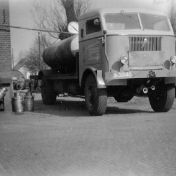 Kenteken: A 39140; Omgebouwde AEC dumptruck bij melkfabriek De Nijverheid in Rouveen, foto: archief J. W. en E. Burgler