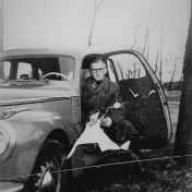 Kenteken: A 43926; Hendrik Geertsema in de Skoda, foto: J. Geertsema