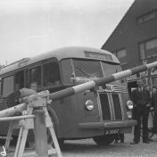 Kenteken: A 38167; Scania Vabis bij de douanepost in Nieuweschans bij de opening van de buslijn Groningen-Bremen, 02-10-1949 (2248-0367); Fotograaf: Fotobedrijf Piet Boonstra