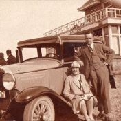 Kenteken: A 3874; Ellerus Pekelaer en Gesina Margaretha Boersma bij de Whippet 1930, foto: R. Booy