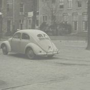 Kenteken: A 37869; Dokter van der Zwaag in zijn Volkswagen bij het Academisch Ziekenhuis in Groningen, foto: still uit de film "Een dag in de chirurgische kliniek", Foto-kino Wedema & Dijk, Bosman (regie), 1950 coll. GrA (2209-AV0472)