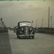 Kenteken: A 22813; Morris Ten, foto: still uit de film "Tocht Ouden van Dagen gemeente Termunten", Friedel Tahl, Foto Modern Winschoten, 06-1952, coll. GrA (2209-AV7016)