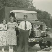 Kenteken: A 37603; GMC met Henschell motor,  V.l.n.r.: Mevr Dikkema. Mevr. Heersema, W. Heersema foto: R. Heersema