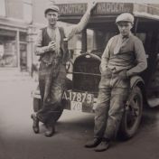 Kenteken: A 17879; Ford, met links Kornelis de Vries, rechts Marten de Vries, foto: W. de Vries