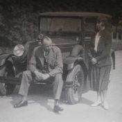 Kenteken: A 11251; Dirk Jan Ten Cate (1893 - 1981) en zijn vrouw Harmina Veldkamp (1900 - 1984) bij de Fiat, foto: D.M.W. ten Cate