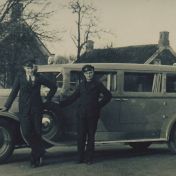 Kenteken: A 24324; Cadillac 1929 type 341 B, Ziekenauto voor noord-oost Groningen, voor de auto Eeljo en Tammo Prenger, foto: J. Prenger