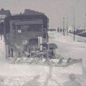 Kenteken: A 30765; Ford A, foto: still uit de film "De Groningsche reinigingsdienst voorheen en thans", C.R. Tiddens, 1936-1949 coll. GrA (2209-AV0061)