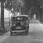 Kenteken: A 22361; Chevrolet, Groningen, Peizerweg 1937, foto: uitsnede 1785-1884.jpg