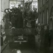 Kenteken: A 29105; Chevrolet, foto uit fotoalbum padvinderij van Bernard Huisman, 1944-1946 (2139-0331)