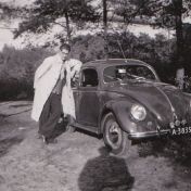 Kenteken: A 3835; P. Maans naast de Volkswagen, foto: Y. Maans