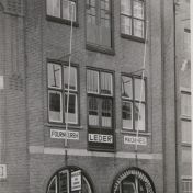 Kenteken: A 6077; Groningen, W.A. Scholtenstraat 24, Frans Muller en Zoon, fournituren, leder, machines,  1954 (2437-5080); Fotograaf: Persfotobureau Folkers