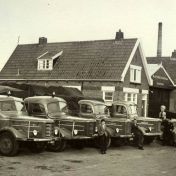 Kenteken: A 35557; Wagenpark firma van Achteren: v.l.n.r: A-22514, A-14623, A-35558, A-35557, (Kromhout), geheel rechts A-49454, (Ford bestel) foto: archief W. Mollema