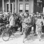 Kenteken: A 1330; Douglas,  Start te Groningen van de Drie-Provincie-Rit op 27 juni 1915. Bron: <a href='http://rutgerbooy.nl/' target='_blank'>Rutger Booy</a>