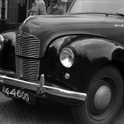 Kenteken: A 44600; Austin A40,  ongeval Oranjestraat Assen, 02-05-1950 foto: L. Huizinga