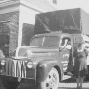 Kenteken: A 17385; Job Gast in de Ford en Lies naast de vrachtwagen, 1946 (2687-0959); Fotograaf: W.F. Pastoor