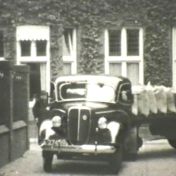 Kenteken: A 27499; Ford V8, foto: Still uit GAVA-film AV9432