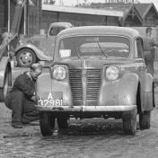 Kenteken: A 32981; Opel Kadett, ca. 1945, foto: archief Gemeentereiniging (1475)