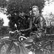 Kenteken: A 48189; Arie de Raat (1928-1992) met zijn nieuwe Puch bij het zomerhuisje van de familie aan de Engelberterplas, 1950 foto: T. de Raat