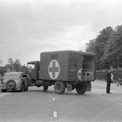 Kenteken: A 1030; DKW,   Ongeval M. Engelsma Vaart ZZ in Assen ter hoogte van de hoofdingang van de JWF kazerne, 27-08-1948. foto: L Huizinga