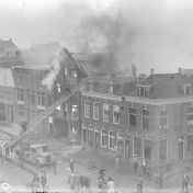 Kenteken: A 28731; Boterdiep 58, overzicht van de brand bij voorheen de Firma H. Oudgenoeg, Noord-Nederlandse Verf- en Glashandel N.V. 15-03-1950 (2248-697); Fotograaf: Fotobedrijf Piet Boonstra