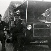 Kenteken: A 20196; Boderijder Geert Mollema met Bedford uit de tweede wereldoorlog. foto: W. Mollema