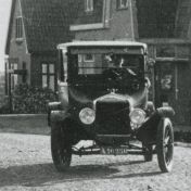 Kenteken: A 10250; Ford T, uitsnede foto Veenkoloniaal Museum